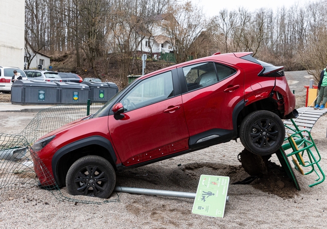 Sostinėje moters vairuojamas automobilis atsidūrė vaikų žaidimų aikštelėje 