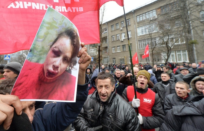 Ukrainoje užpuolikai sumušė ir išmetė į pakelės griovį korupciją tiriančią žurnalistę