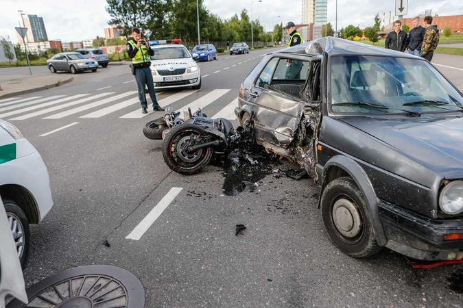 Tuščioje uostamiesčio gatvėje motociklas rėžėsi į automobilį