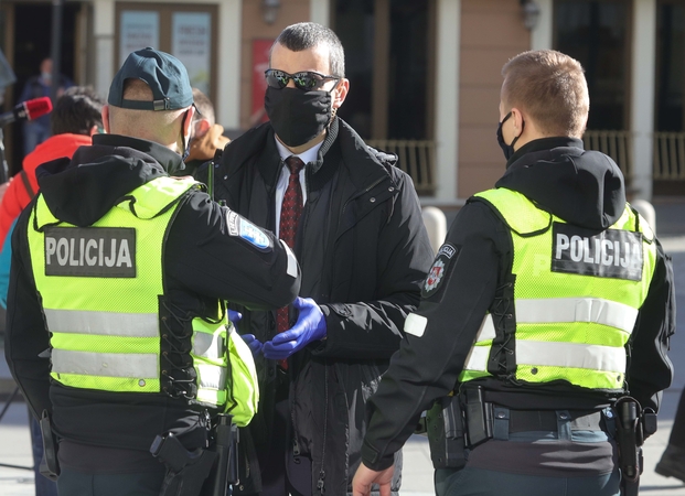 Savaitgalį Klaipėdos apskrities policija dėl kaukių nedėvėjimo įspėjo 317 žmonių