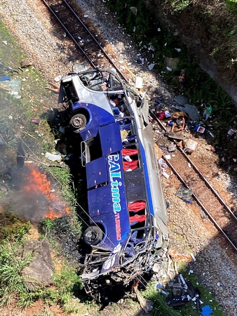 Brazilijoje nuo viaduko nulėkus autobusui, žuvo 16 žmonių