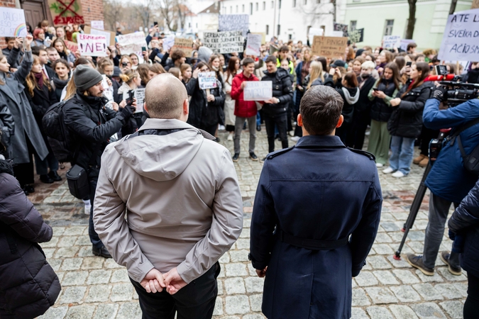 Keli šimtai moksleivių piketuoja prieš vienuoliktokų tarpinius patikrinimus: pasirodė G. Jakštas