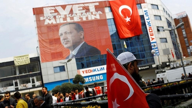 Turkai Vokietijoje jau balsuoja referendume dėl R. T. Erdogano galių
