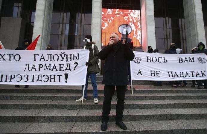 Baltarusijos rašytojams ir žurnalistams teks mokėti „veltėdžių“ mokestį