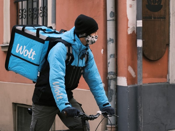 „Wolt“ atnaujina kurjerių-partnerių veiklos apmokėjimo sistemą