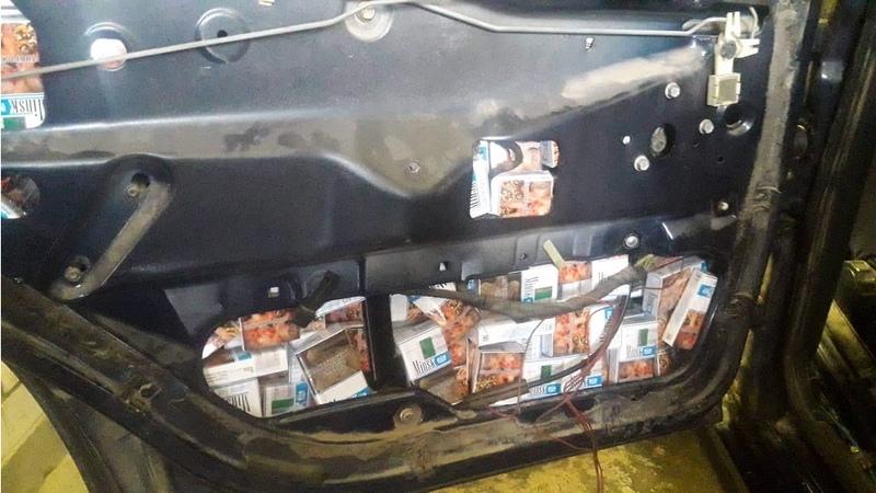 Švenčioniškis slėptuvėje gabeno daugiau kaip 2 tūkst. pakelių kontrabandos 