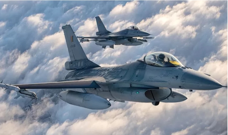 NATO naikintuvams teko lydėti į Baltarusiją skridusį civilinį „Boeing“