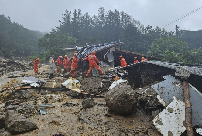 Pietų Korėjoje per liūtis ir potvynius žuvo 24 žmonės, dar 10 dingo