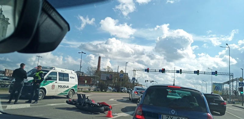 Kauno „Akropolio“ prieigose – motociklo ir opelio susidūrimas: prireikė ir medikų 