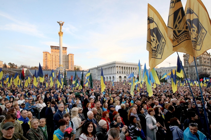 Tūkstančiai ukrainiečių protestuoja prieš numatomą karių atitraukimą iš Rytų Ukrainos