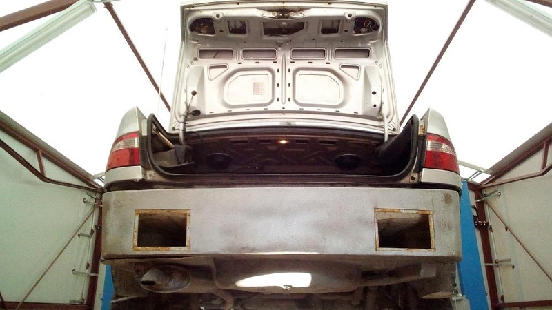 Kontrabandą baltarusis vežė iranietiško automobilio slėptuvėse 