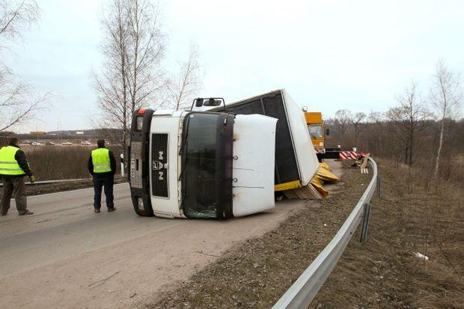 Kaune ties autostrada nuvirto vilkikas, vairuotojas medikų pagalbos atsisakė