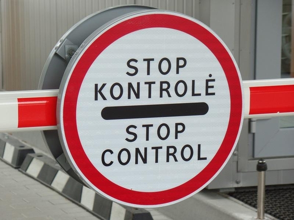 Krovininį automobilį vairavęs lenkas Kalvarijos pasieniečiams ištiesė klastotę
