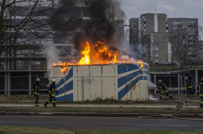 Vilniuje degė statybų aikštelė