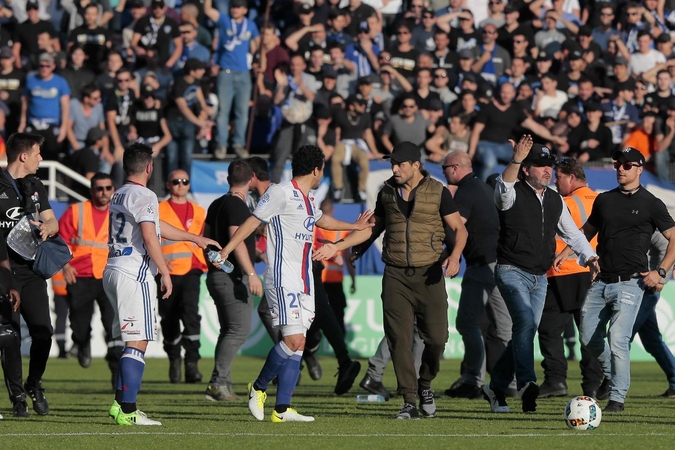 „Bastia“ sirgaliai per apšilimą užpuolė „Lyon“ futbolininkus