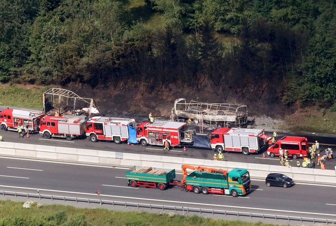 Vokietijoje po avarijos užsiliepsnojus autobusui veikiausiai žuvo 18 žmonių