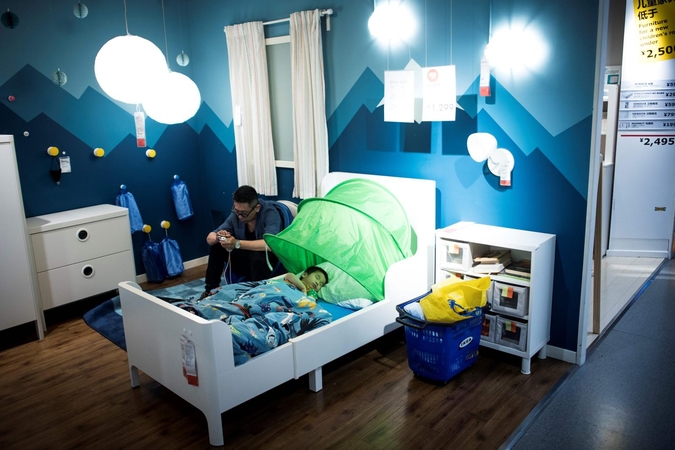 Kinai nuo kaitros gelbėjasi „Ikea“ parduotuvėse
