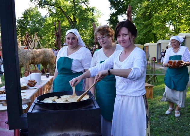 Agurkų šventėje – ir neregėtos suknelės iš daržovių