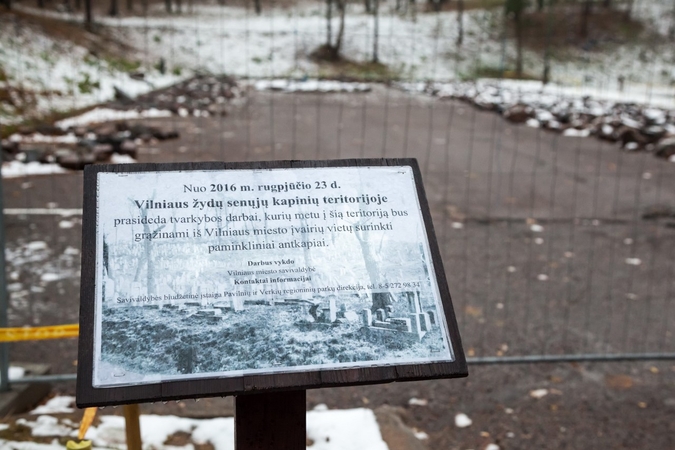 Vilniuje iš ligoninės laiptų išmontuoti žydų paminkliniai akmenys grąžinami į kapines