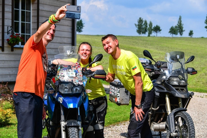 Pasaulį motociklais apkeliavę lietuviai Asta ir Linas grįžo namo: kvepia rekordu