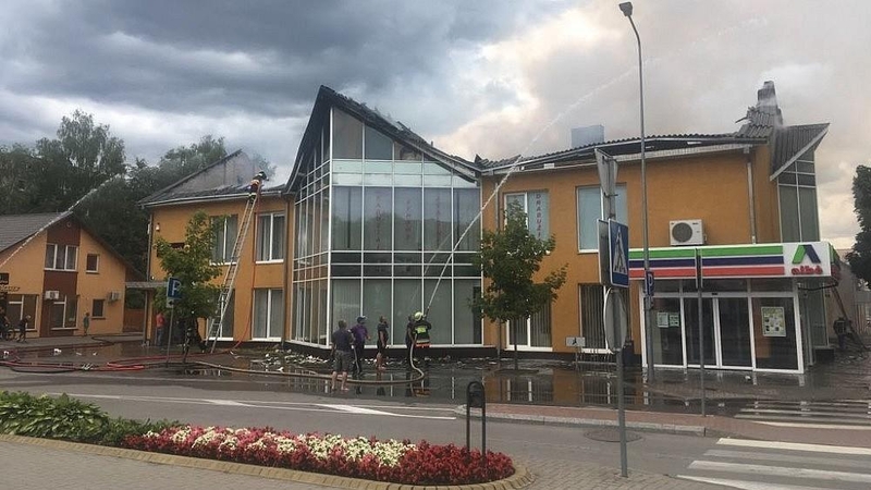 Lazdijų centre užsidegė parduotuvė