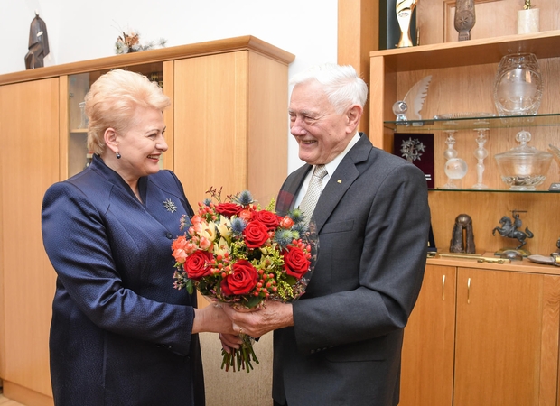 D. Grybauskaitė pasveikino V. Adamkų su jubiliejumi