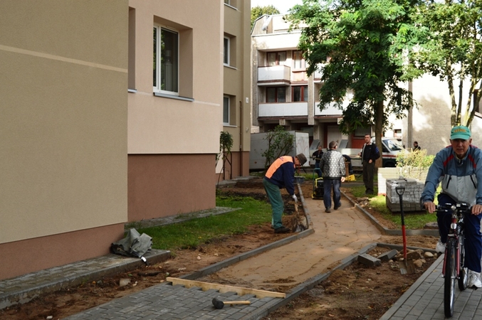 Palangoje intensyviai tvarkoma daugiabučių namų aplinka