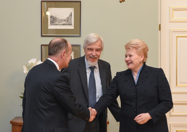 D. Grybauskaitė susitiko su CERN vadovu R. D. Heueriu ir Lietuvos mokslo akademijos prezidentu V. Razumu.