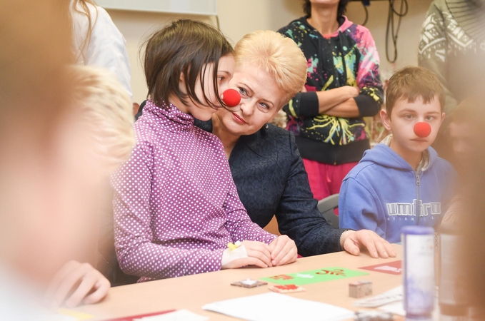 Prezidentė dovanojo knygų Santariškių vaikų ligoninei