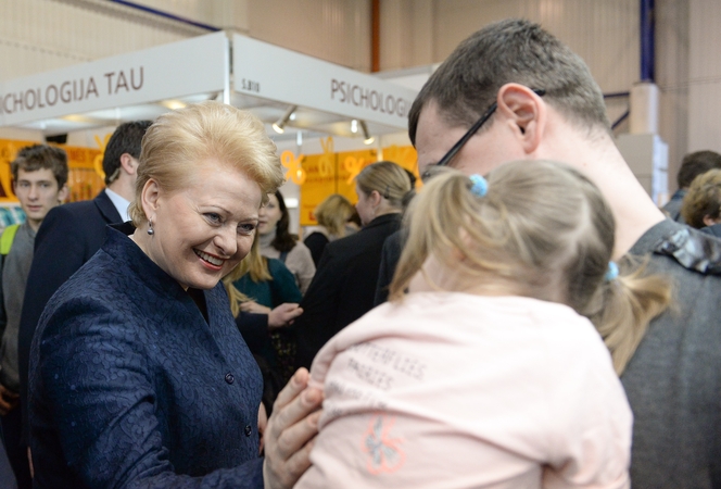 Prezidentė lankėsi Knygų mugėje ir pradėjo K. Donelaičio „Metų“ skaitymus