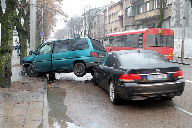 Aukštas policijos pareigūnas Kaune sukėlė avariją