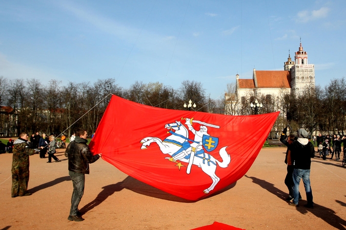 Lukiškių aikštėje pakilo didžiulė Vyčio vėliava