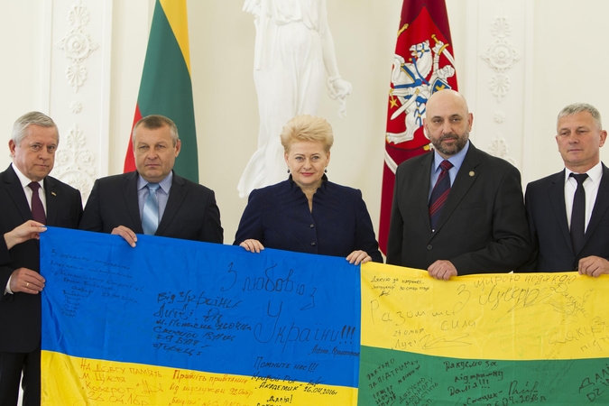 Ukrainos kariai D. Grybauskaitei įteikė kovinę vėliavą