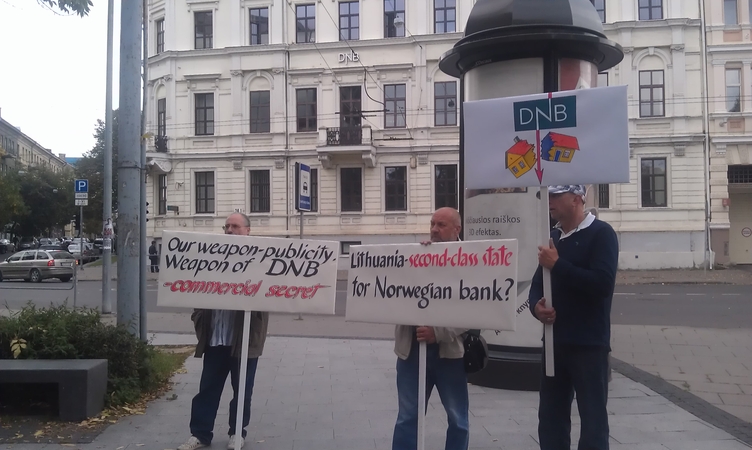 DNB banko pasijutę apgauti lietuviai popietę piketavo prie Norvegijos ambasados