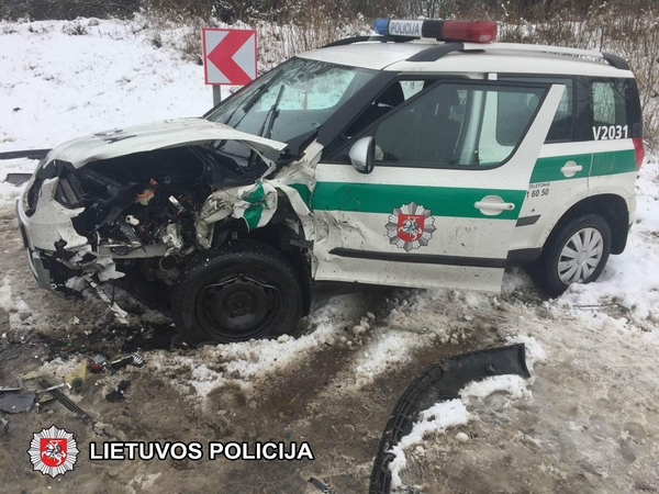 Per avariją netoli Vievio sumaitota policijos „Škoda“
