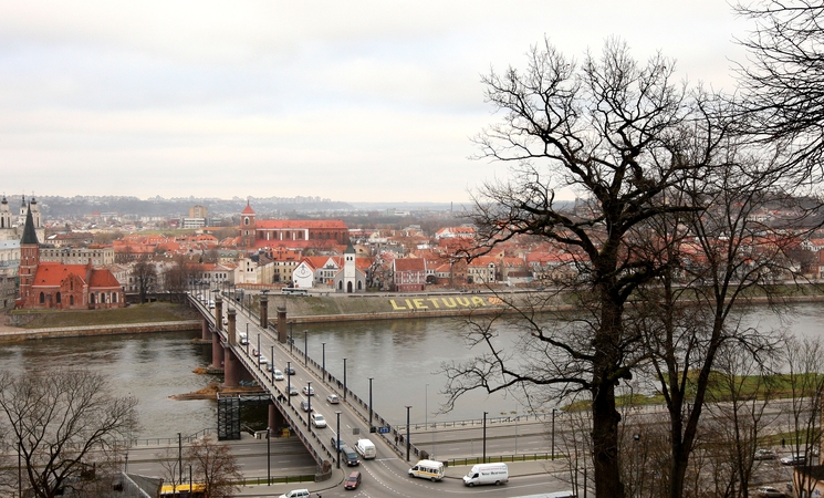 Ant Aleksoto tilto nebeliks sovietinių simbolių