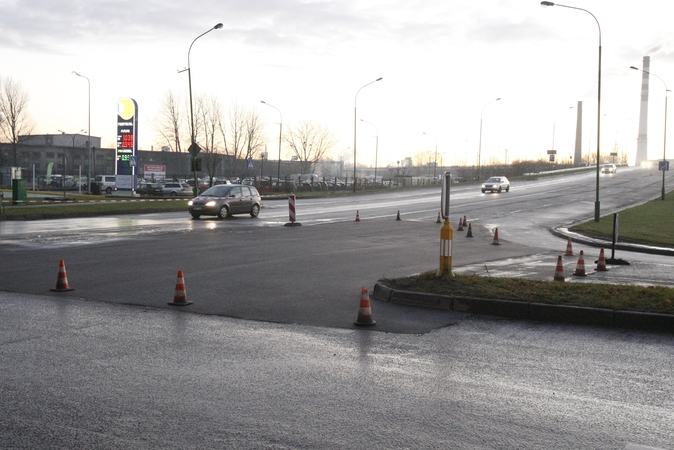 Skubėjo: paskutiniai šiais metais asfaltavimo darbai užtvėrė Liepų ir Artojų gatvių sankryžą.