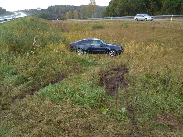 Skrydis: šlapiame greitkelyje BMW taip sumėtė, jog mašina nuskrido į pažliugusią pievą.