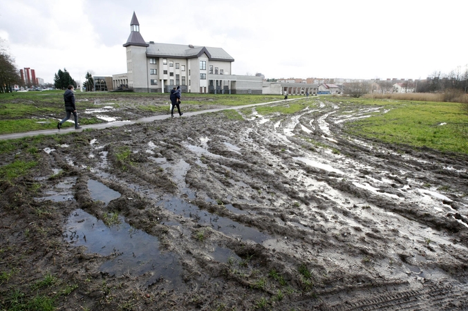 Situacija: lietingos dienos nesutvarkytą teritoriją pavertė dideliu pelkynu. Kaltininkai anksčiau ar vėliau turės apsikuopti savo sąskaita.