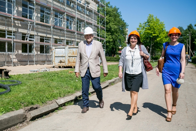 Permainos: iškėlus mokinius kitur, R.Saltonas su pavaduotojomis Laimute Rutkauskiene (viduryje) ir Dale Keliauskiene renovuojamoje Čekiškės P.Dovydaičio gimnazijoje pasirodo tik su šalmais.