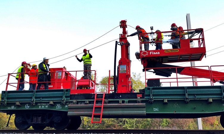 Elektrifikuojamame geležinkelio ruože – neregėta technika