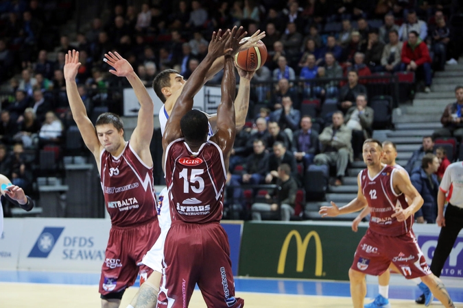 "Lietkabelis" (tamsi apranga) sulaukė pastiprinimo.