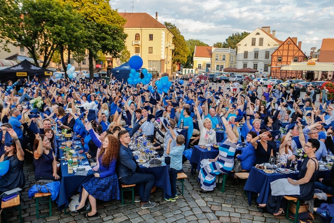 Bendrai vakarienei susirinko beveik tūkstantis mėlynai pasipuošusių miestiečių