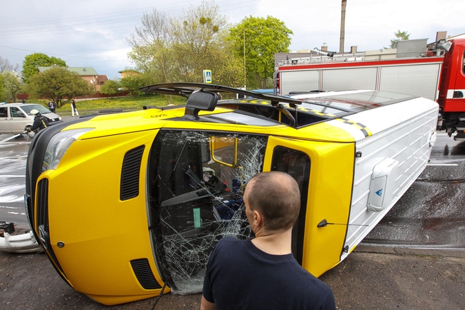 Į naują mikroautobusą rėžėsi lengvasis automobilis, sužaloti du žmonės