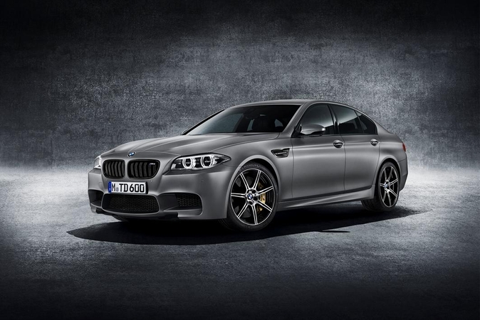 Galingiausias ribotos serijos „BMW M5“ sedanas „30 Jahre M5“ pasieks ir Lietuvą