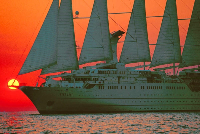 Iš tų laivų, kurie šiemet lankėsi Klaipėdoje, jūrų turistai palankiausiai vertino kruizą laivų „Wind Surf“ su imitacinėmis burėmis, kurios kartais išskleidžiamos.