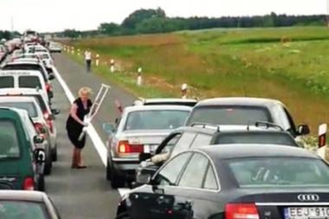 Greitkelyje ramentu mosavusios moters tapatybė nustatyta