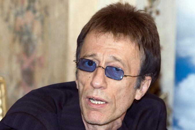„Bee Gees“ dainininką Robiną Gibbą ištiko koma