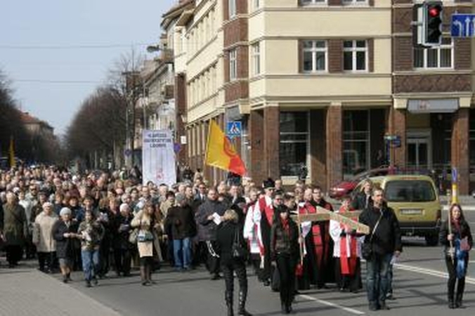 Kristaus kryžiaus kelią ėjo šimtai klaipėdiečių