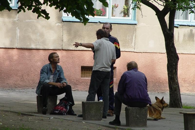 Nedirbantys varguoliai už pašalpas turės dirbti nuo rudens